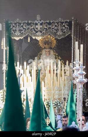 San Fernando, Spanien - 31. März 2015: Karwoche in San Fernando, Cadiz, Spanien. Unsere Dame der Gnade und Hoffnung gekrönt. Diese Bruderschaft geht in einer Prozession Stockfoto