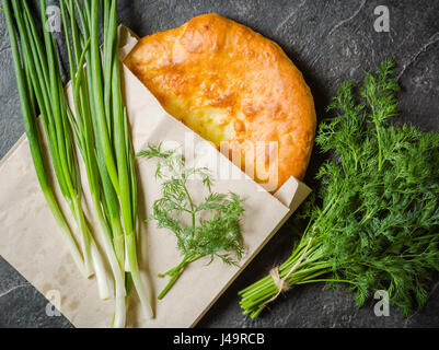 Georgische heißen Khachapuri Brot auf einem dunklen Hintergrund. Platz für den Text. Ansicht von oben. Stockfoto