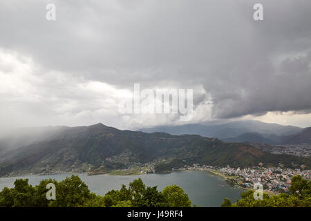 Luftbild mit Blick auf den Phewa-see vom Shanti Stupa, Pokhara, Nepal lekhnath Stockfoto