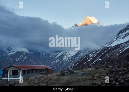 Mit Blick auf eine Reihe von Bergen im Himalaya. Annapurna Base Camp Trek. Stockfoto