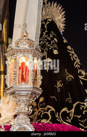 Karwoche in San Fernando, Cadiz, Spanien. Detail der Passage der Bruderschaft der Nächstenliebe während der Prozession von Ostern Stockfoto