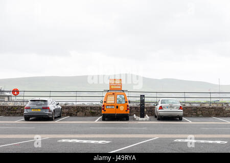 Dingle, County Kerry, Irland - weist ein Schild an einem Auto Touristen den Weg zum Fungy Boot Touren Büro. Stockfoto