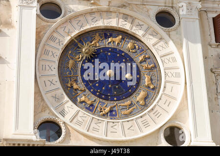 Italien, Venedig, Nahaufnahme der astrologischen Ziffernblatt in Markusplatz. Stockfoto