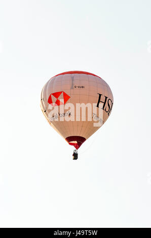 HSBC Hor-Heißluftballon fliegen über einen Garten in Alsager Cheshire England Vereinigtes Königreich UK Stockfoto