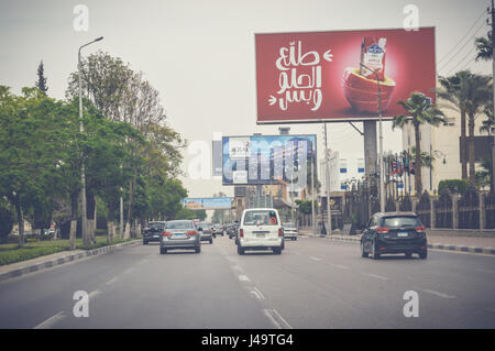 Kairo, Ägypten, 6. Mai 2017: Blick auf Autobahn-Verkehr in Kairo Ismaileya Wüstenstraße Stockfoto