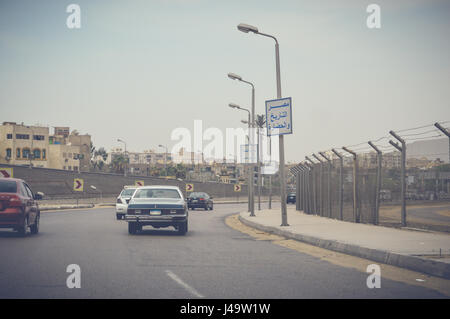 Kairo, Ägypten, 6. Mai 2017: Blick auf Autobahn-Verkehr in Kairo Ismaileya Wüstenstraße Stockfoto