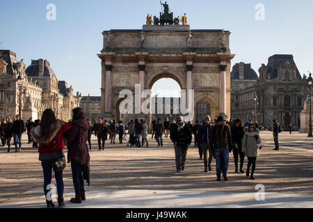 Jardins, Skulpturen et Pyramide du Louvre a de Paris Frankreich un Jour de Soleil Stockfoto