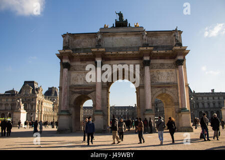 Jardins, Skulpturen et Pyramide du Louvre a de Paris Frankreich un Jour de Soleil Stockfoto