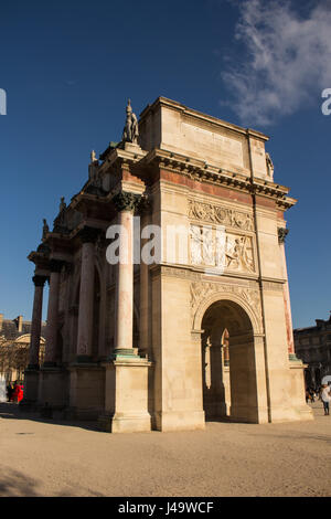 Jardins, Skulpturen et Pyramide du Louvre a de Paris Frankreich un Jour de Soleil Stockfoto