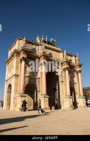 Jardins, Skulpturen et Pyramide du Louvre a de Paris Frankreich un Jour de Soleil Stockfoto