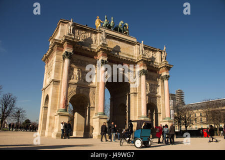 Jardins, Skulpturen et Pyramide du Louvre a de Paris Frankreich un Jour de Soleil Stockfoto