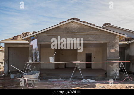 Marana, Arizona - rasche Errichtung von neuen Heimat Unterteilungen in den nordwestlichen Vororten von Tucson. Das Wüste Land war früher Ackerland. Stockfoto