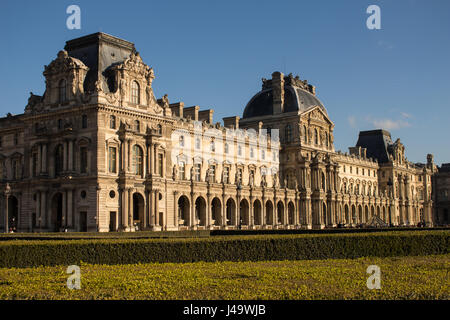 Jardins, Skulpturen et Pyramide du Louvre a de Paris Frankreich un Jour de Soleil Stockfoto