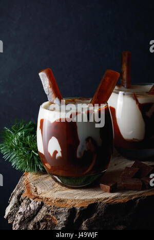 Süße Cocktails in Gläsern mit Schokolade, Vanille Eis Creme und Eiswürfeln Kaffee auf rustikalen hölzernen Hintergrund. Stockfoto