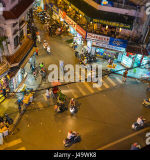 HANOI, VIETNAM - ca. SEPTEMBER 2014: Belebten Ecke Straße in Hanoi Old Quarter in der Nacht in Vietnam. Stockfoto