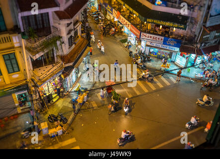 HANOI, VIETNAM - ca. SEPTEMBER 2014: Belebten Ecke Straße in Hanoi Old Quarter in der Nacht in Vietnam. Stockfoto