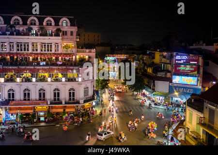 HANOI, VIETNAM - ca. SEPTEMBER 2014: Belebten Ecke Straße in Hanoi Old Quarter in der Nacht in Vietnam. Stockfoto
