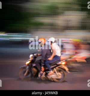 HANOI, VIETNAM - ca. SEPTEMBER 2014: Motorrad Rauschen in den Straßen der Altstadt in der Nacht in Vietnam. Stockfoto