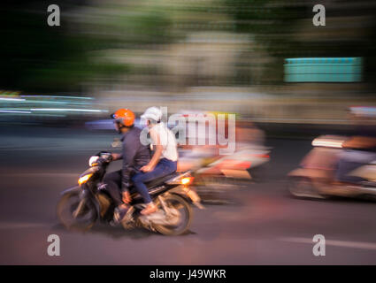 HANOI, VIETNAM - ca. SEPTEMBER 2014: Motorrad Rauschen in den Straßen der Altstadt in der Nacht in Vietnam. Stockfoto