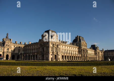 Jardins, Skulpturen et Pyramide du Louvre a de Paris Frankreich un Jour de Soleil Stockfoto