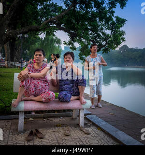 HANOI, VIETNAM - ca. SEPTEMBER 2014: Vietnamesische Frau am frühen Morgen im Hoan-Kiem-See in Hanoi. Stockfoto