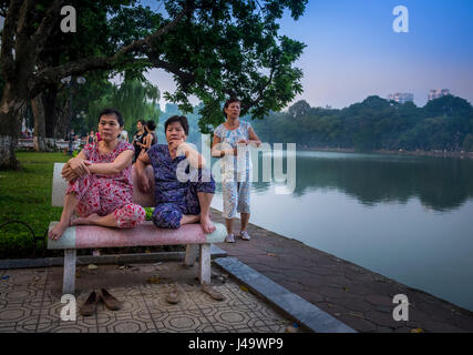 HANOI, VIETNAM - ca. SEPTEMBER 2014: Vietnamesische Frau am frühen Morgen im Hoan-Kiem-See in Hanoi. Stockfoto