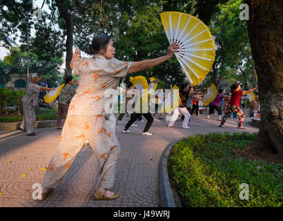 HANOI, VIETNAM - ca. SEPTEMBER 2014: Vietnamesische Frau Ausübung am frühen Morgen den Hoan-Kiem-See in Hanoi. Stockfoto