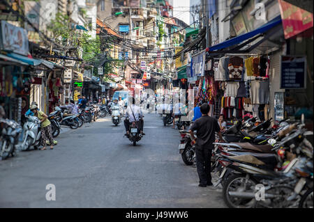 HANOI, VIETNAM - ca. SEPTEMBER 2014: Typische Straße der Altstadt in Hanoi, Vietnam. Stockfoto