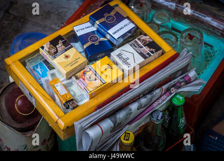 HANOI, VIETNAM - ca. SEPTEMBER 2014: Zigaretten Automaten auf Straße der Altstadt in Hanoi, Vietnam. Stockfoto