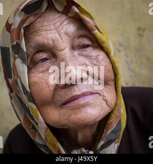 HANOI, VIETNAM - ca. SEPTEMBER 2014: Porträt des alten Vietnamesin in den Straßen von Hanoi in Vietnam. Stockfoto