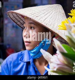 HANOI, VIETNAM - ca. SEPTEMBER 2014: Porträt der Vietnamesin Verkauf von Blumen in den Straßen von Hanoi, Vietnam. Stockfoto