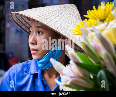 HANOI, VIETNAM - ca. SEPTEMBER 2014: Porträt der Vietnamesin Verkauf von Blumen in den Straßen von Hanoi, Vietnam. Stockfoto