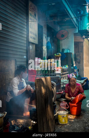 HANOI, VIETNAM - ca. SEPTEMBER 2014: Porträt der Vietnamesin Verkauf von Blumen in den Straßen von Hanoi, Vietnam. Stockfoto