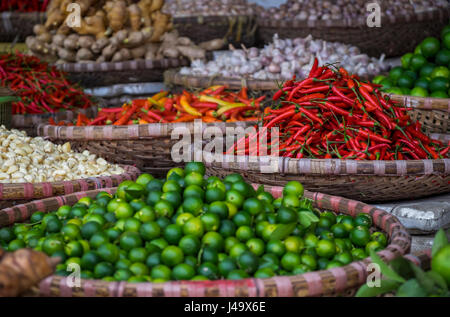 HANOI, VIETNAM - ca. SEPTEMBER 2014: Gemüse in den Straßen von Hanoi, Vietnam. Stockfoto