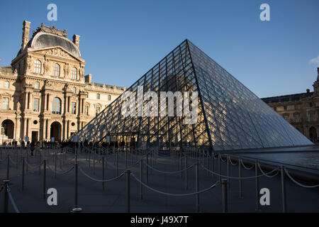 Jardins, Skulpturen et Pyramide du Louvre a de Paris Frankreich un Jour de Soleil Stockfoto