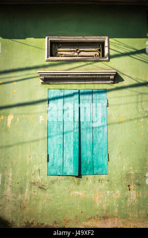 VAN HA, VIETNAM - ca. SEPTEMBER 2014: Typisches Fenster He Lang Gom Tho Ha Village. Das Dorf gehört zur Gemeinde Van Ha, es ist befindet sich 50km aw Stockfoto