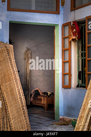 VAN HA, VIETNAM - ca. SEPTEMBER 2014: Frau ein Nickerchen in ihrem Haus im Lang Gom Tho Ha Village. Das Dorf gehört zur Gemeinde Van Ha Stockfoto