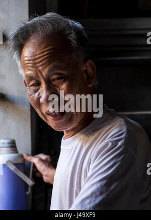 VAN HA, VIETNAM - ca. SEPTEMBER 2014: Porträt des alten Mann im Lang Gom Tho Ha Village. Das Dorf gehört zur Gemeinde Van Ha, befindet sich Stockfoto