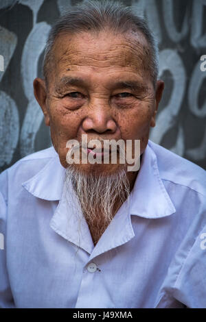 VAN HA, VIETNAM - ca. SEPTEMBER 2014: Porträt des alten Mann im Lang Gom Tho Ha Village. Das Dorf gehört zur Gemeinde Van Ha, befindet sich Stockfoto