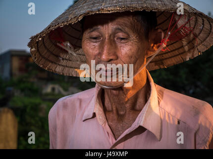 VAN HA, VIETNAM - ca. SEPTEMBER 2014: Bauern im Lang Gom Tho Ha Village. Das Dorf gehört zur Gemeinde Van Ha, es ist befindet sich 50km entfernt von Stockfoto