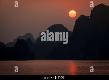 HA LONG Bucht, VIETNAM - ca. SEPTEMBER 2014: Sonnenuntergang in Halong Bucht, Vietnam Stockfoto
