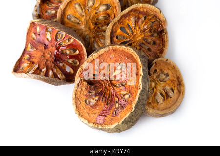 Getrocknete Bael Frucht auf weißem Hintergrund Stockfoto