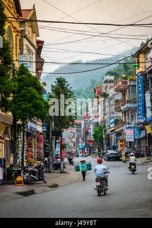 SAPA, VIETNAM - ca. SEPTEMBER 2014: Typische Straße der Sapa Stadt in Nord-Vietnam Stockfoto