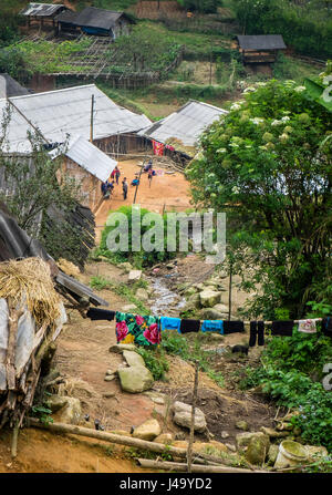 SAPA, VIETNAM - ca. SEPTEMBER 2014: Typisches Dorf in den Bergen in Sapa, Nord-Vietnam. Stockfoto