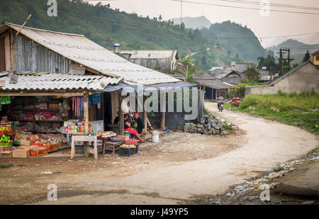 SAPA, VIETNAM - ca. SEPTEMBER 2014: Typische Straßenszene in Ta Phin Dorf in Nord-Vietnam Stockfoto