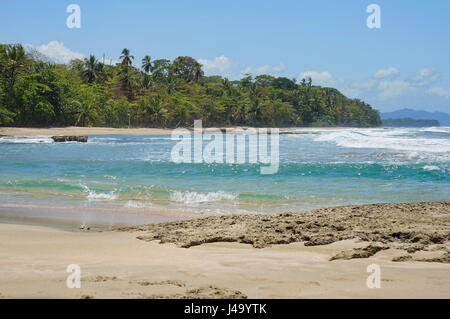 Tropische Küste an der karibischen Küste Costa Rica, Playa Chiquita, Puerto Viejo de Talamanca, Mittelamerika Stockfoto