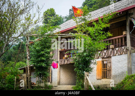 SAPA, VIETNAM - ca. SEPTEMBER 2014: Typisch roten Dao Haus des Dorfes Ta Phin in Nord-Vietnam Stockfoto