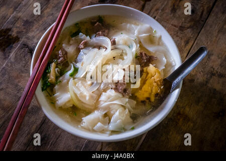 SAPA - VIETNAM - ca. SEPTEMBER 2014: Typische vietnamesische Nudelsuppe Stockfoto