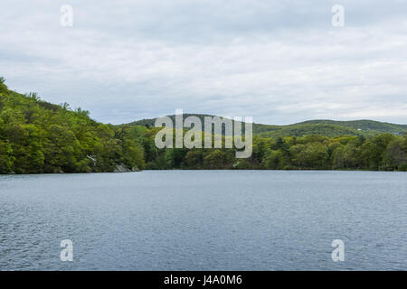 Skyline von Bear Mountain State Park von Fort Montgomery in Upstate New York Stockfoto