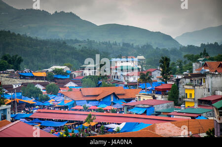 BAC HA, VIETNAM - ca. SEPTEMBER 2014: Dächer in Bac Ha Sonntagsmarkt, die größte Minderheit Menschen Markt in Nord-Vietnam Stockfoto